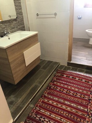 Villa | Salle de bain | Baignoire et douche séparées, serviettes fournies