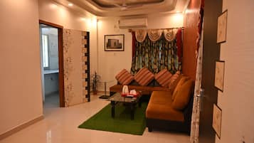 Family Suite | 1 bedroom, in-room safe, bed sheets