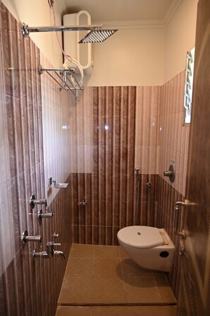 A bathroom with a shower, toilet, and vanity.