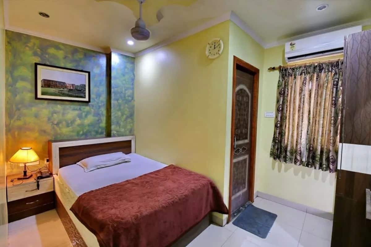 In-room safe, bed sheets