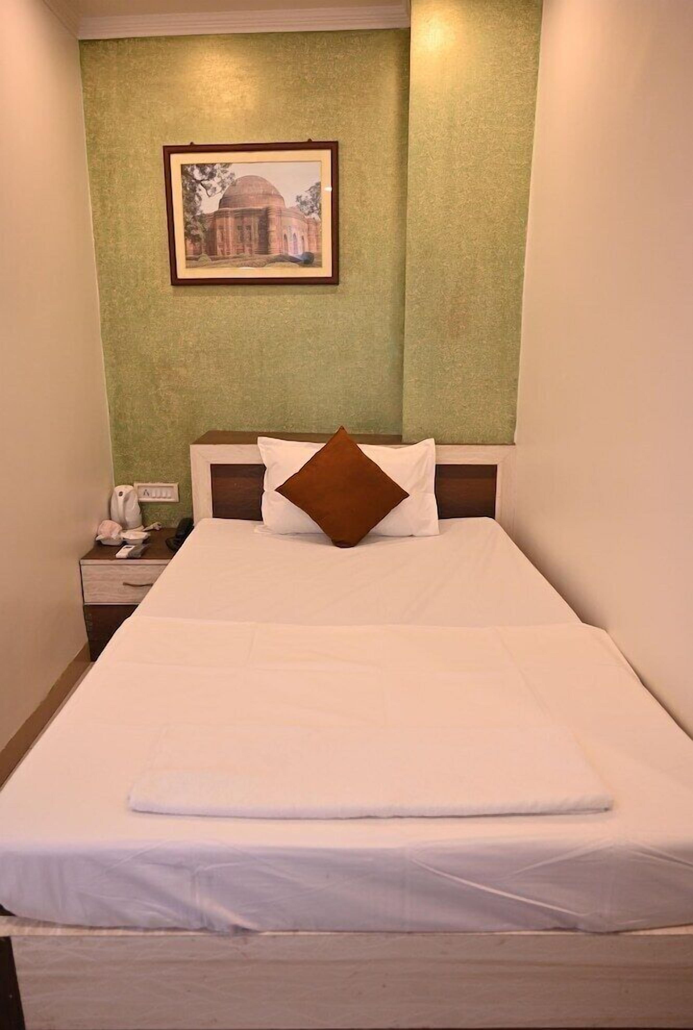 In-room safe, bed sheets