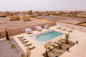 Piscina externa, funciona das 6h às 22h, espreguiçadeiras