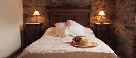 Desk, bed sheets, wheelchair access