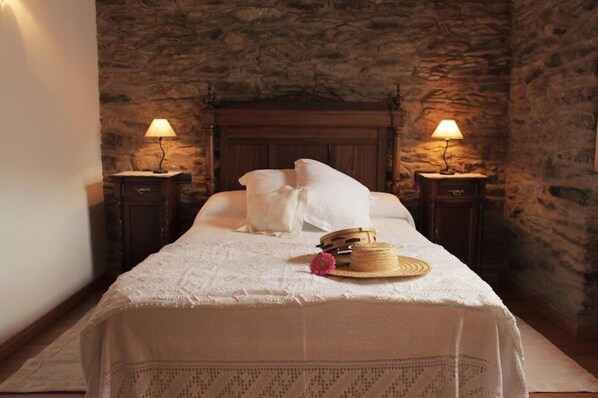 Habitación doble | Escritorio, ropa de cama y acceso para silla de ruedas