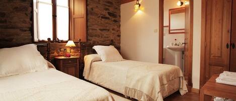 Double Room | Desk, bed sheets, wheelchair access