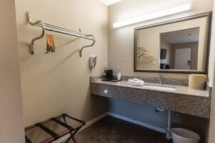 Combined shower/tub, free toiletries, towels, soap