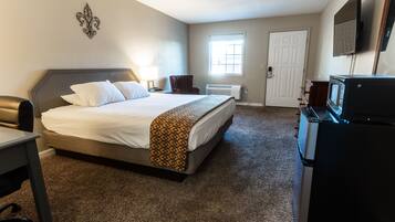 Deluxe Room, 1 King Bed, Non Smoking | Desk, free WiFi, bed sheets