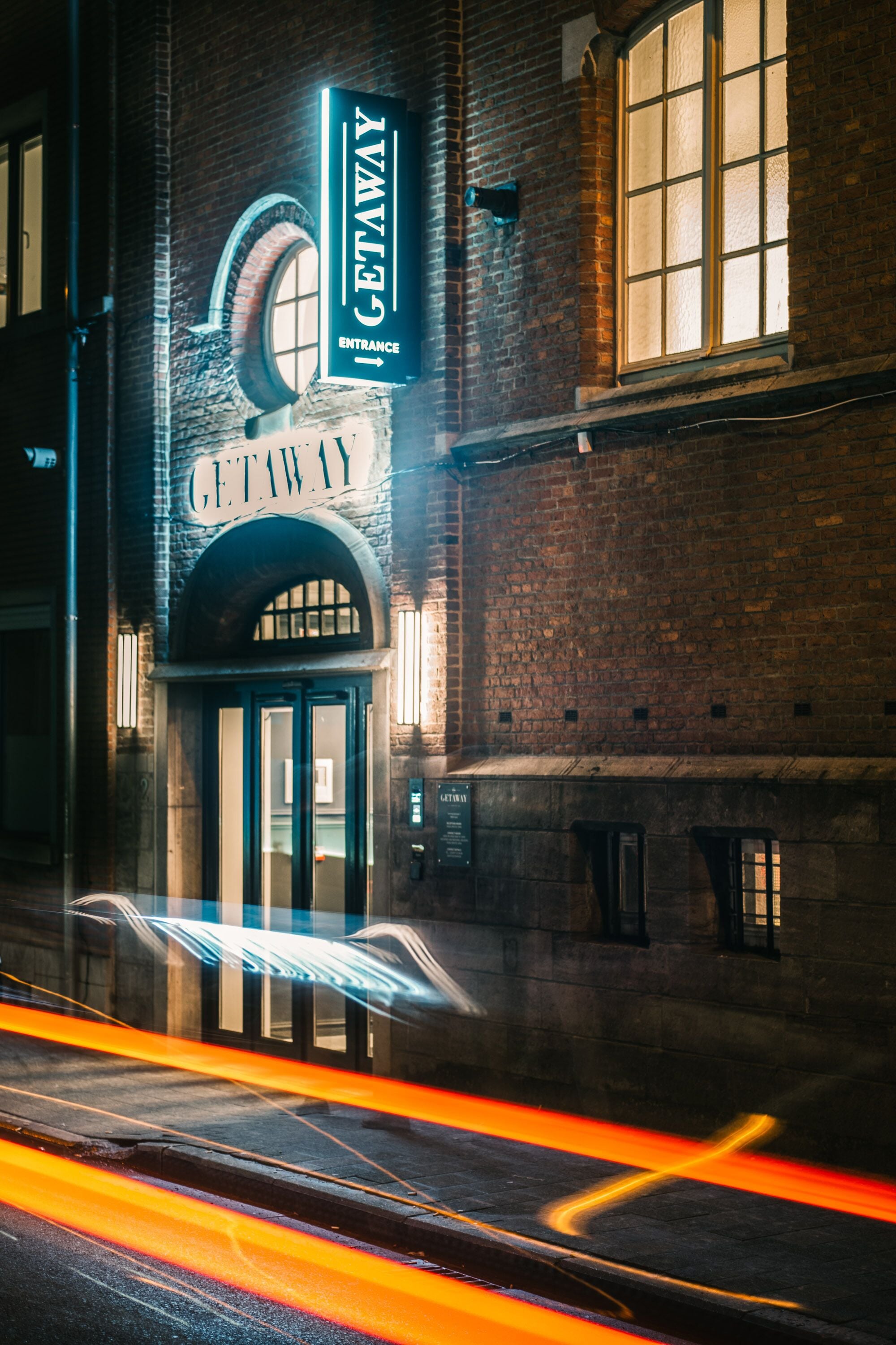 Fachada da propriedade à noite