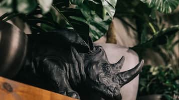 Escultura de bronze de um rinoceronte em um vaso.