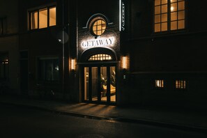 Un edificio con un letrero que dice "GETAWAY" y una ventana circular sobre la entrada.