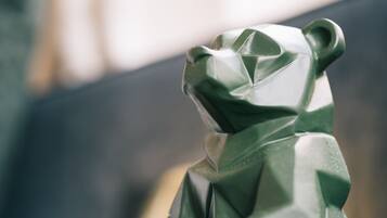 Ein Detailaufnahme einer geometrischen Skulptur in Grün und Weiß.