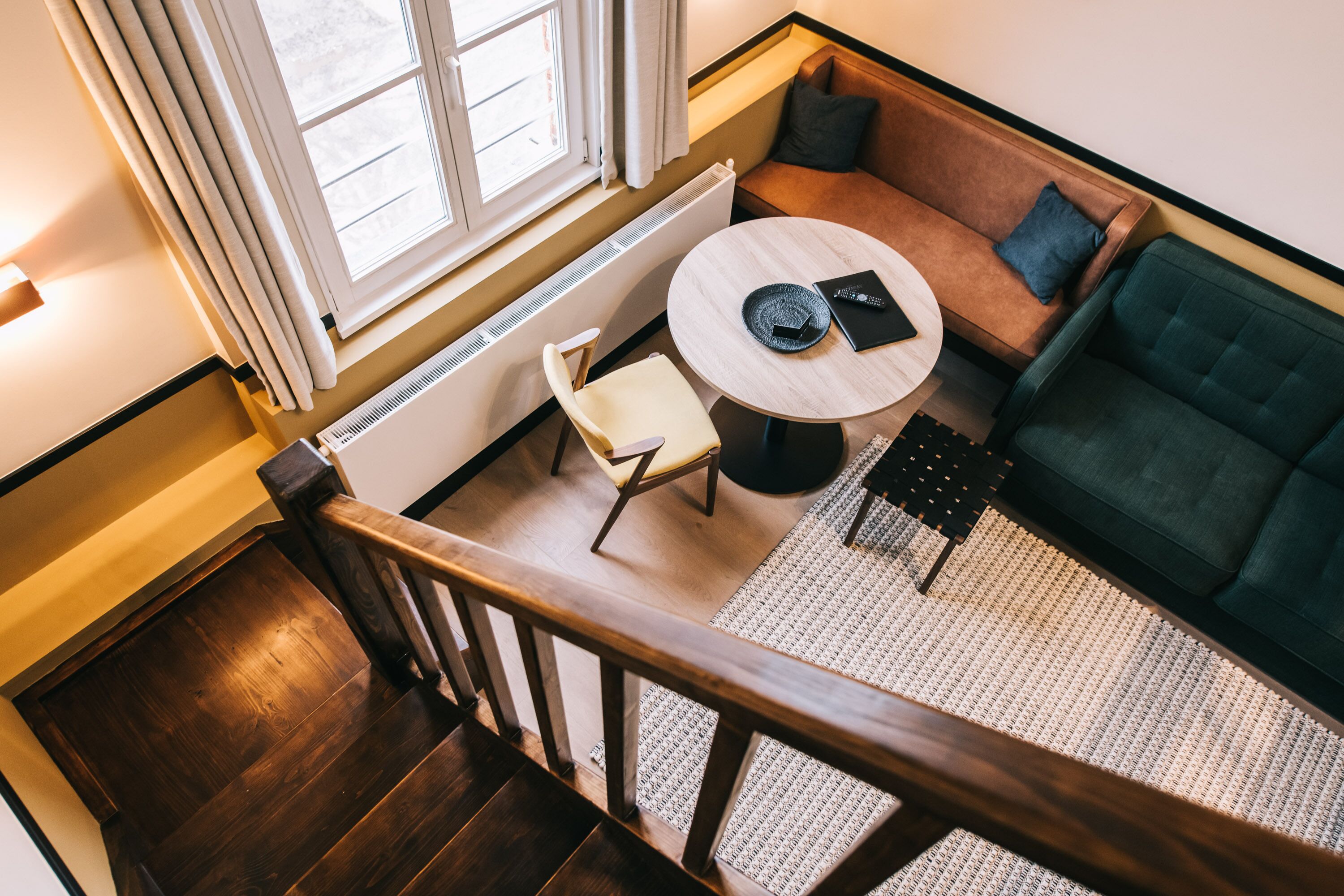 Un salon moderne avec une table ronde, un canapé et un fauteuil.