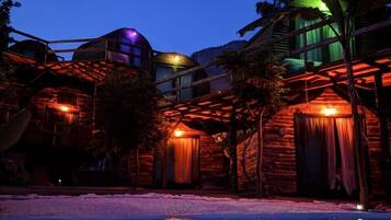 Boendets fasad - kvÀll/natt