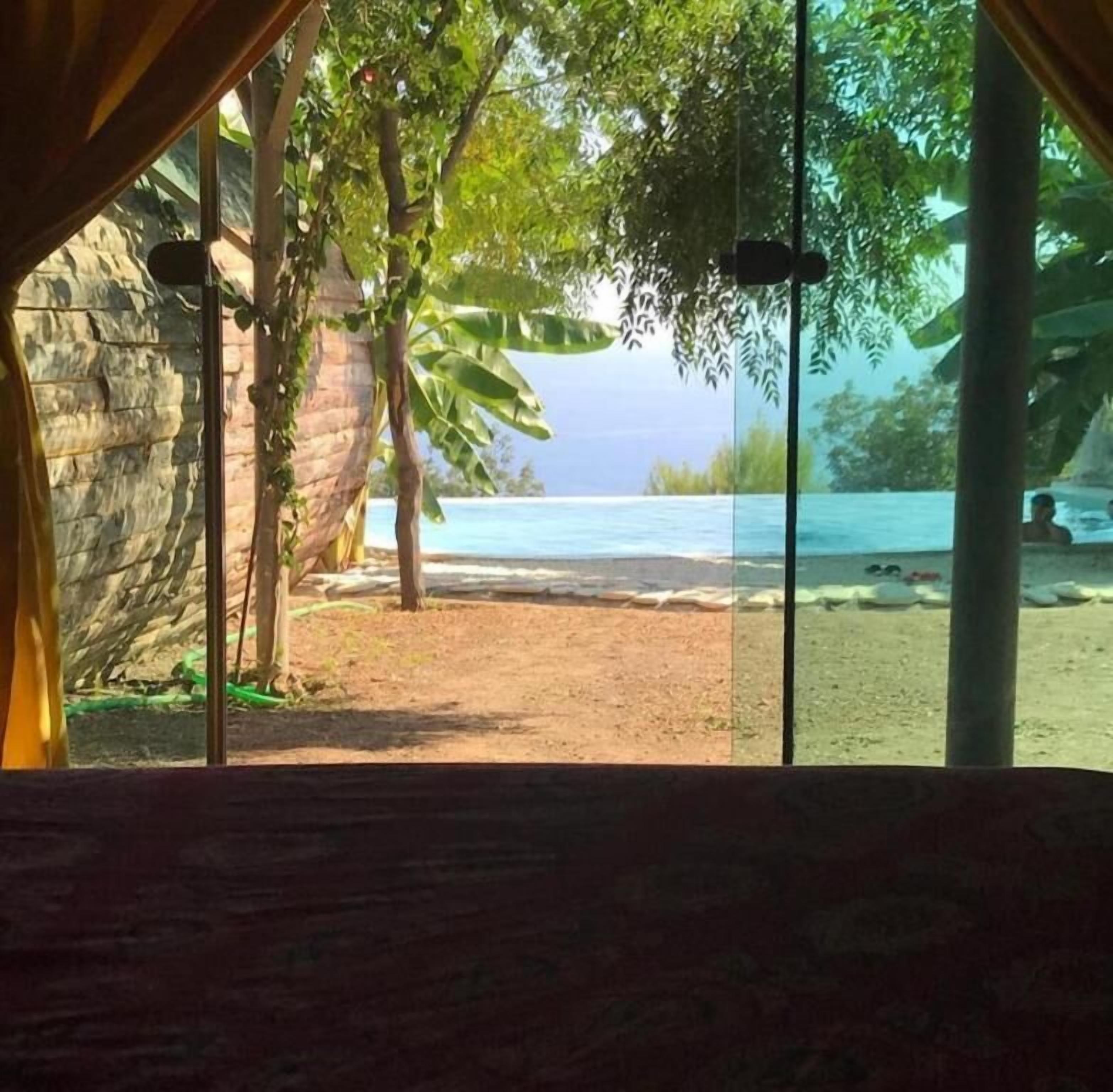 Quarto com vista para a praia e oceano.