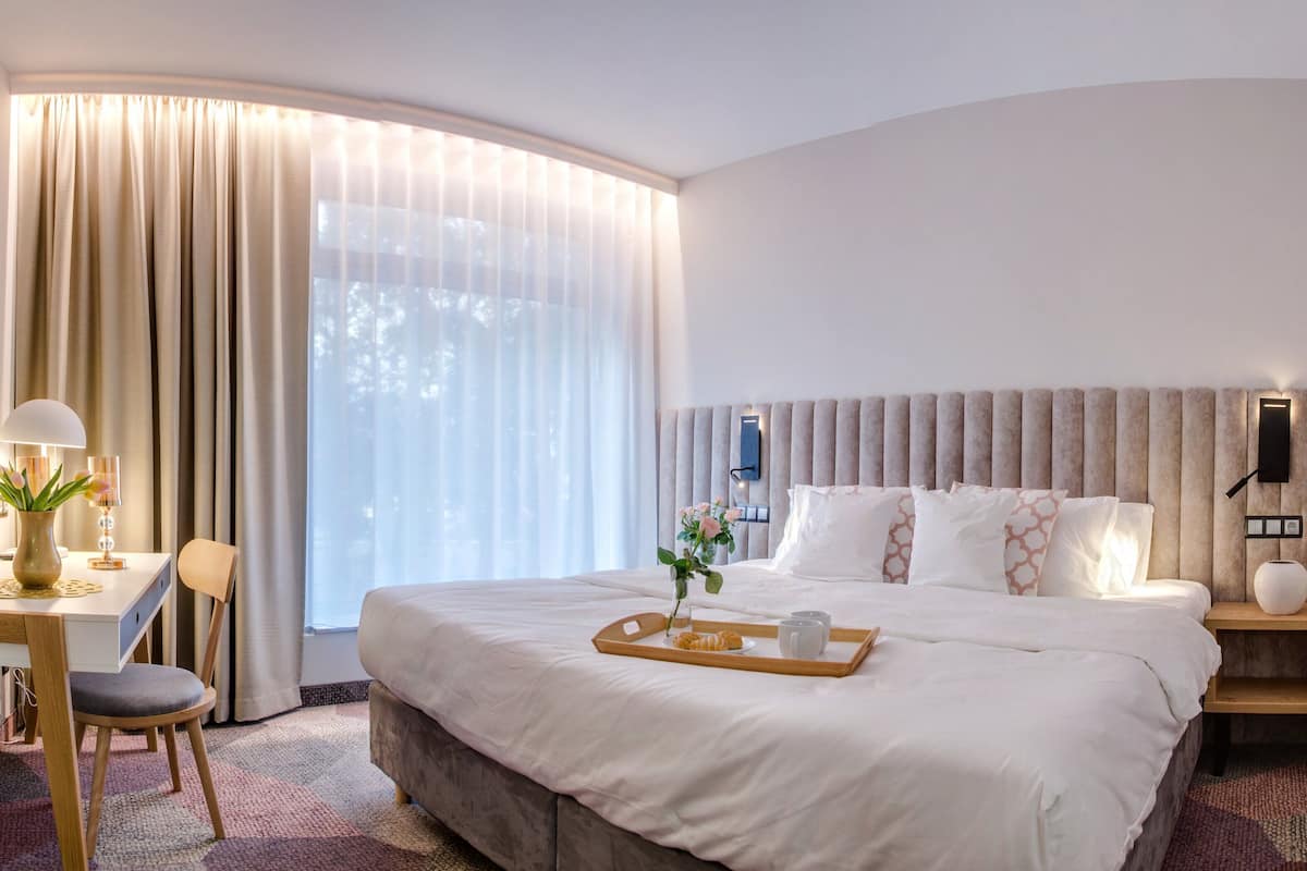 Business Apartment | 1 bedroom, premium bedding, down comforters, Tempur-Pedic beds