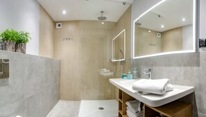 Junior Apartment | Bathroom | Free toiletries, hair dryer, heated floors, towels - Verde Apartments (Koszalin)