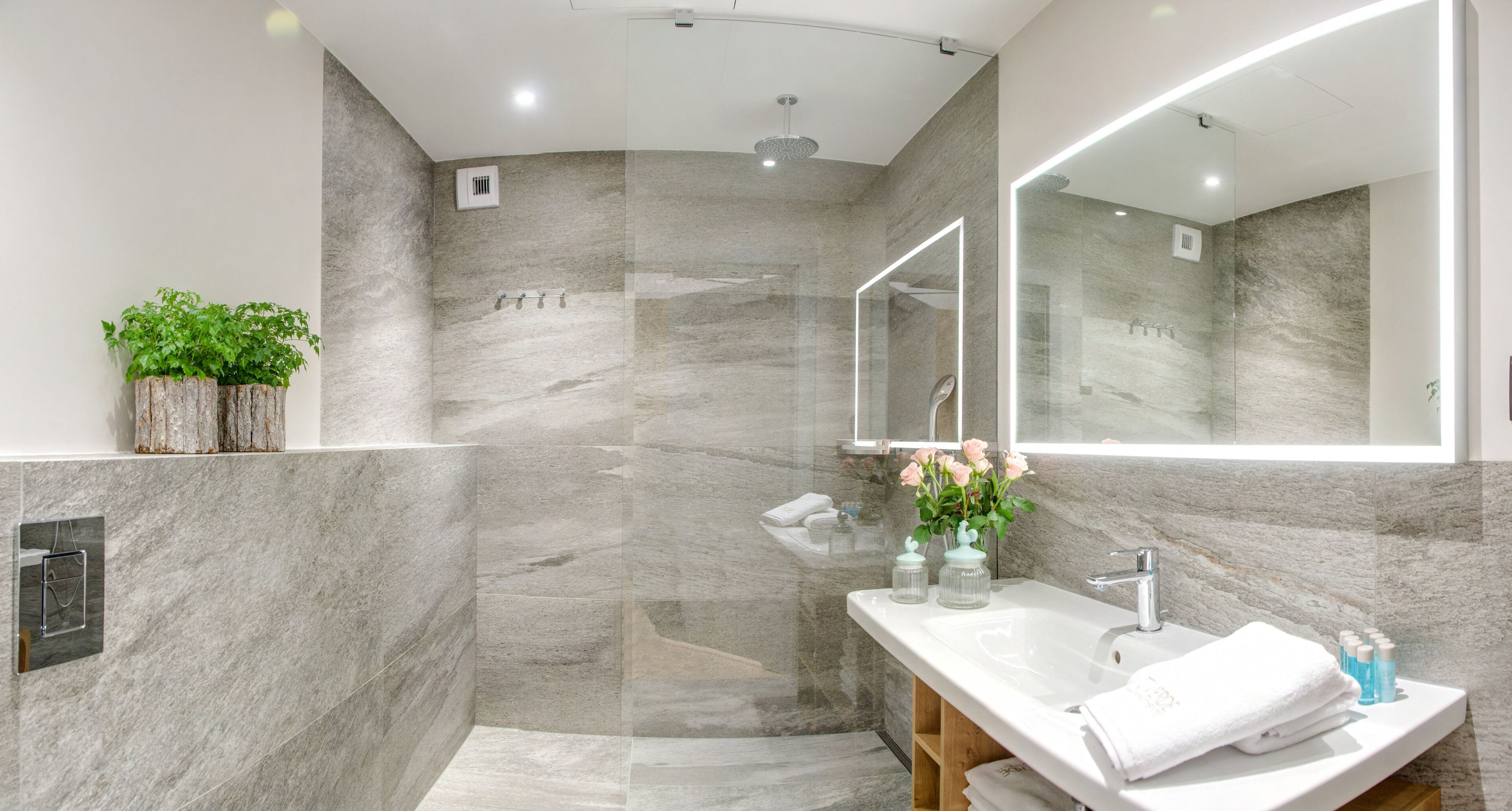 Junior Apartment | Bathroom | Free toiletries, hair dryer, heated floors, towels