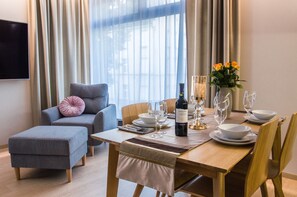 Apartamento júnior | Opções para refeição no quarto