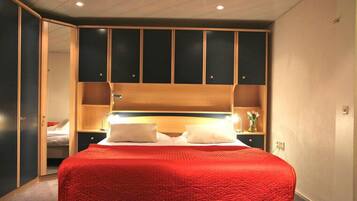 Individueel gedecoreerd, individueel gemeubileerd, een bureau