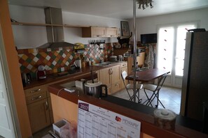 Daily continental breakfast (EUR 7 per person)