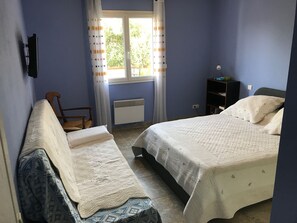 Free cots/infant beds, rollaway beds, free WiFi, bed sheets