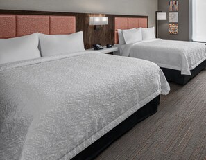 防敏寢具、房內夾萬、書桌、手提電腦工作空間