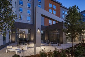 Terrace/patio - Hampton Inn Boston Woburn (Woburn)