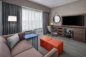 Room, 1 King Bed, Refrigerator | Living area | 42-inch flat-screen TV with satellite channels, TV