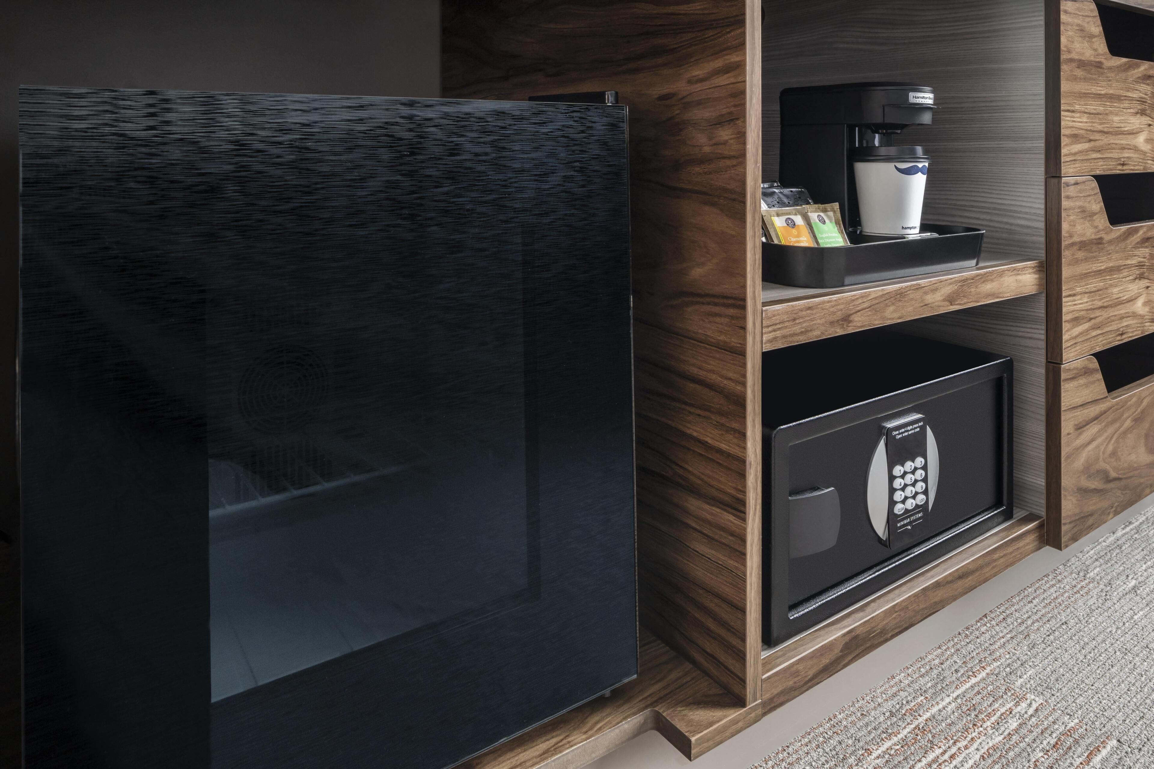 防敏寢具、房內夾萬、書桌、手提電腦工作空間