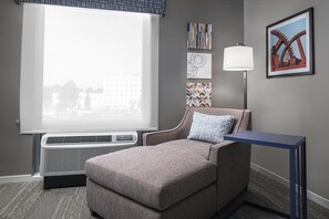 Habitación, 1 cama King size, refrigerador | Ropa de cama hipoalergénica y caja de seguridad en la habitación 