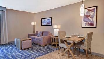 Suite, 1 kingsize bed, toegankelijk voor mindervaliden (Roll-In Shower) | Woonruimte | Televisie