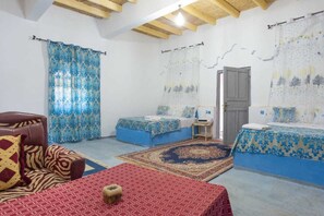 Habitación familiar | Muebles diferentes, wifi gratis y ropa de cama