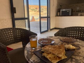 Se sirven desayunos, almuerzos y cenas; cocina local