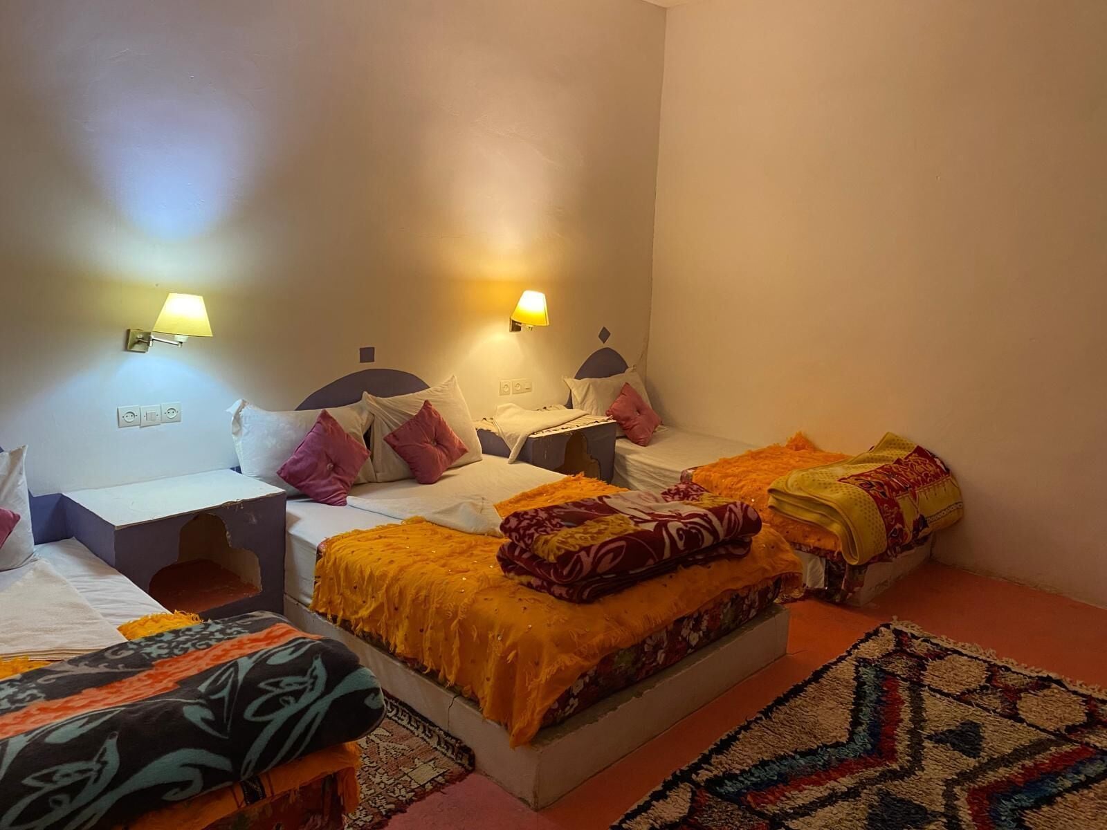 Chambre Quadruple | Ameublement personnalisé, Wi-Fi gratuit, draps fournis