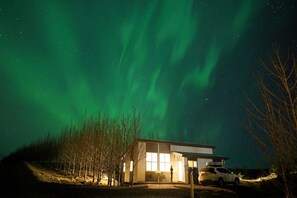 Voorkant accommodatie - avond/nacht