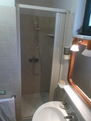 Shower, rainfall showerhead, hair dryer, bidet - B&B Casa Etna (Linguaglossa)