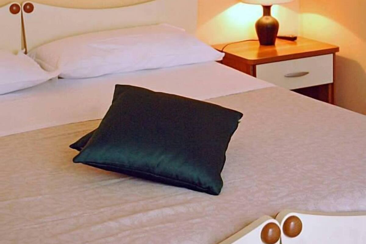Comfort tweepersoonskamer, voor 1 persoon | Donsdekens, een kluis op de kamer, een strijkplank/strijkijzer
