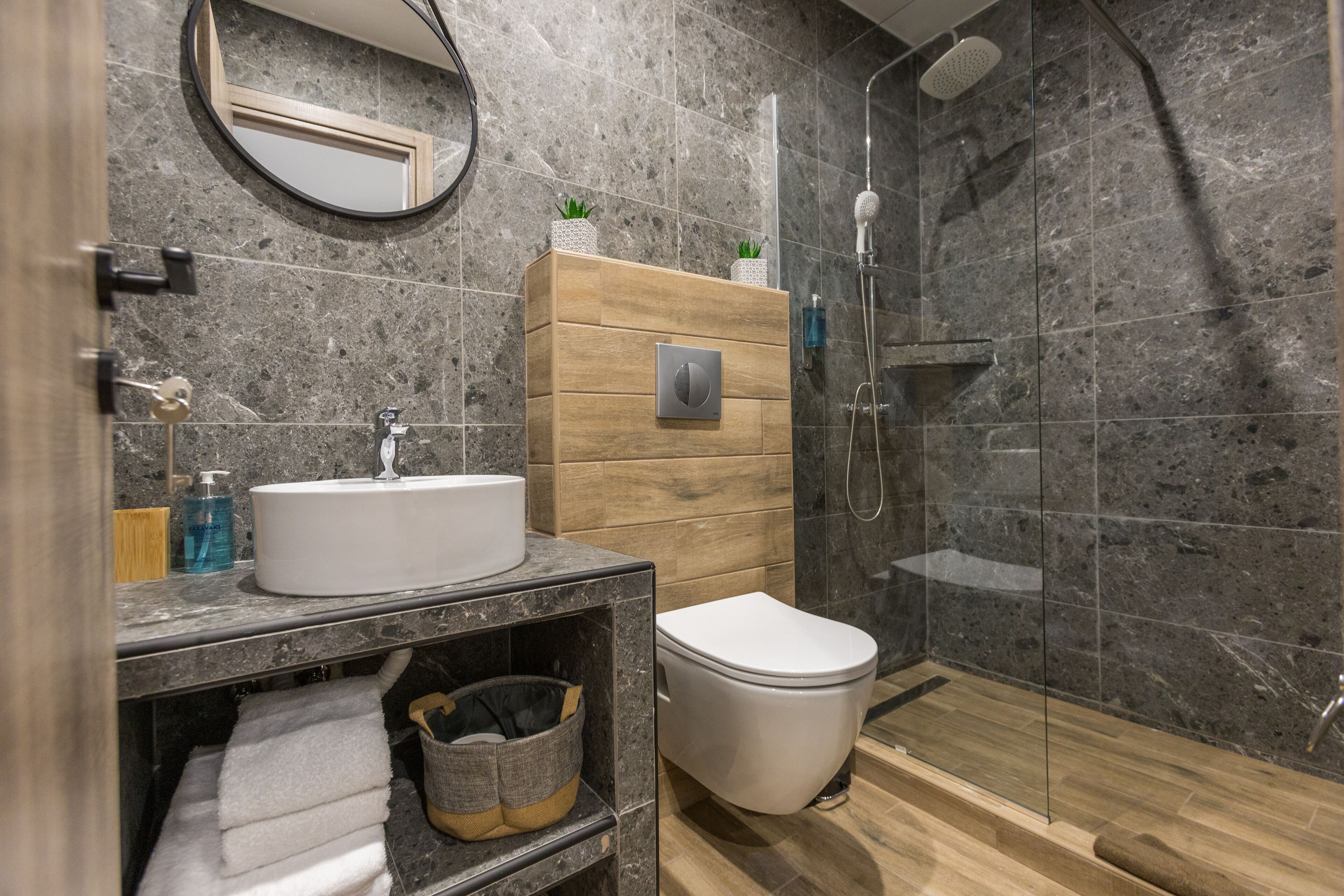 Superior Suite | Bathroom | Shower, rainfall showerhead, free toiletries, hair dryer