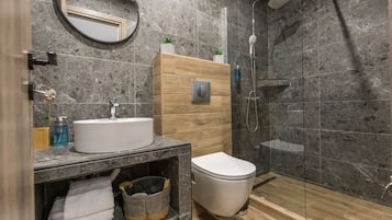 Superior Suite | Bathroom | Shower, rainfall showerhead, free toiletries, hair dryer