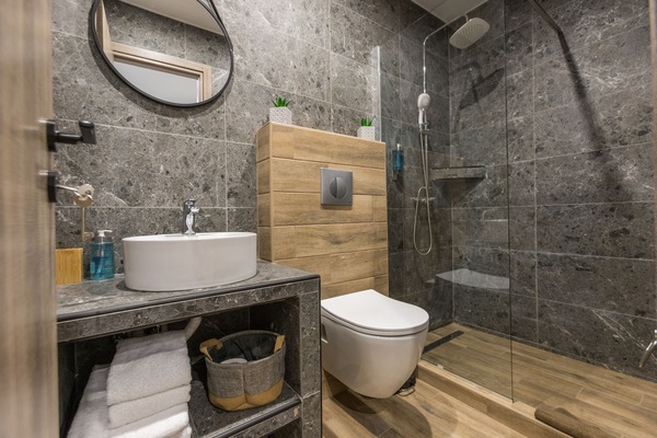 Superior Suite | Bathroom | Shower, rainfall showerhead, free toiletries, hair dryer