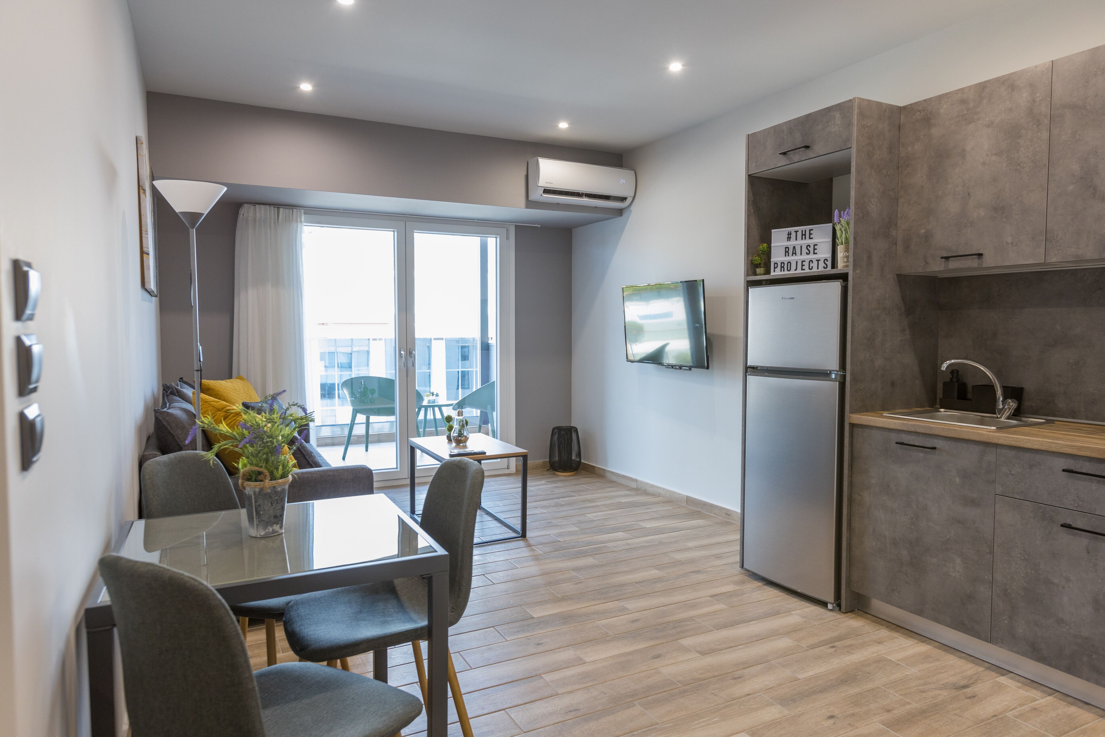 Suite Confort | Área de sala de estar | Smart TV 