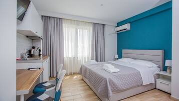 Estudio económico (7) | Escritorio, espacio para trabajar con laptop y cortinas blackout