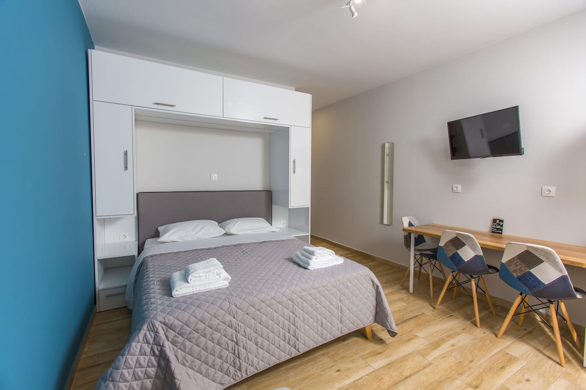 Design studio | 1 slaapkamer, een bureau, een laptopwerkplek, verduisterende gordijnen