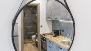 Una cocina moderna con una isla central, horno empotrado y un lavabo.
