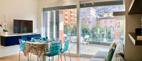 อพาร์ทเมนท์, 2 ห้องนอน (ROGGIA 7 - Second Floor) | บริเวณนั่งเล่น | ทีวีจอแบน