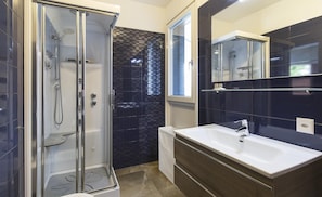 Apartment, 1 Schlafzimmer (ROGGIA 10 - Second Floor) | Badezimmer | Dusche, Haartrockner, Bidet, Handtücher
