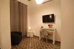 Camera Deluxe vista citta' Ballaro' | Minibar, escritorio, cortinas opacas y sistema de insonorización