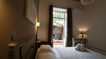 Minibar, escritorio, cortinas blackout y sistema de insonorización