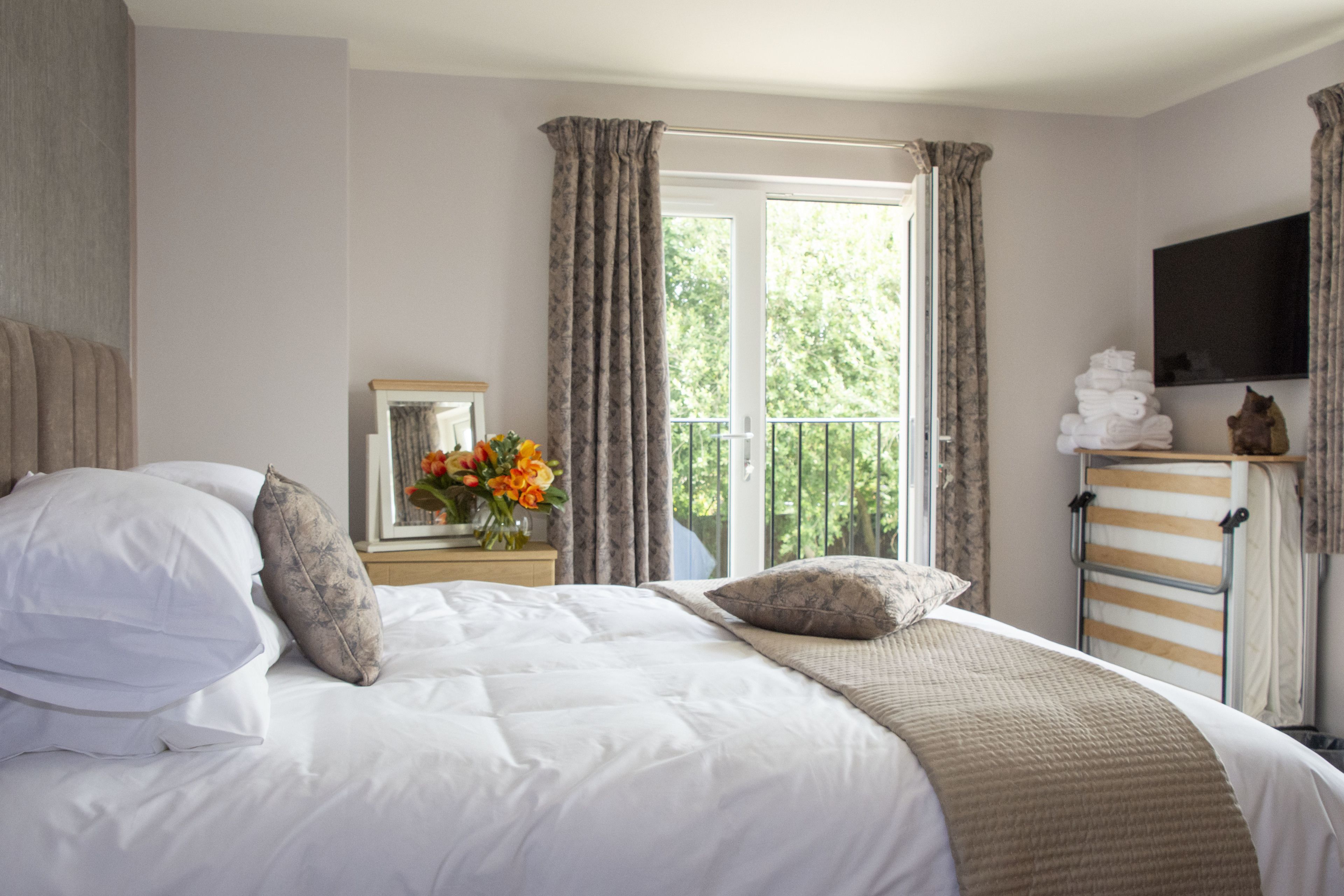 Kamar Triple Superior | Seprai antialergi, brankas, dan didekorasi berbeda-beda