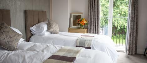 Superior Triple Room | Peralatan tempat tidur hipoalergenik, peti besi dalam bilik